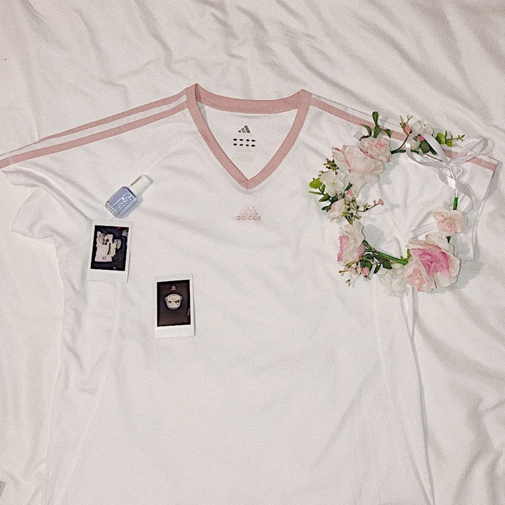 Cute adidas shirt with pink stripes 💓